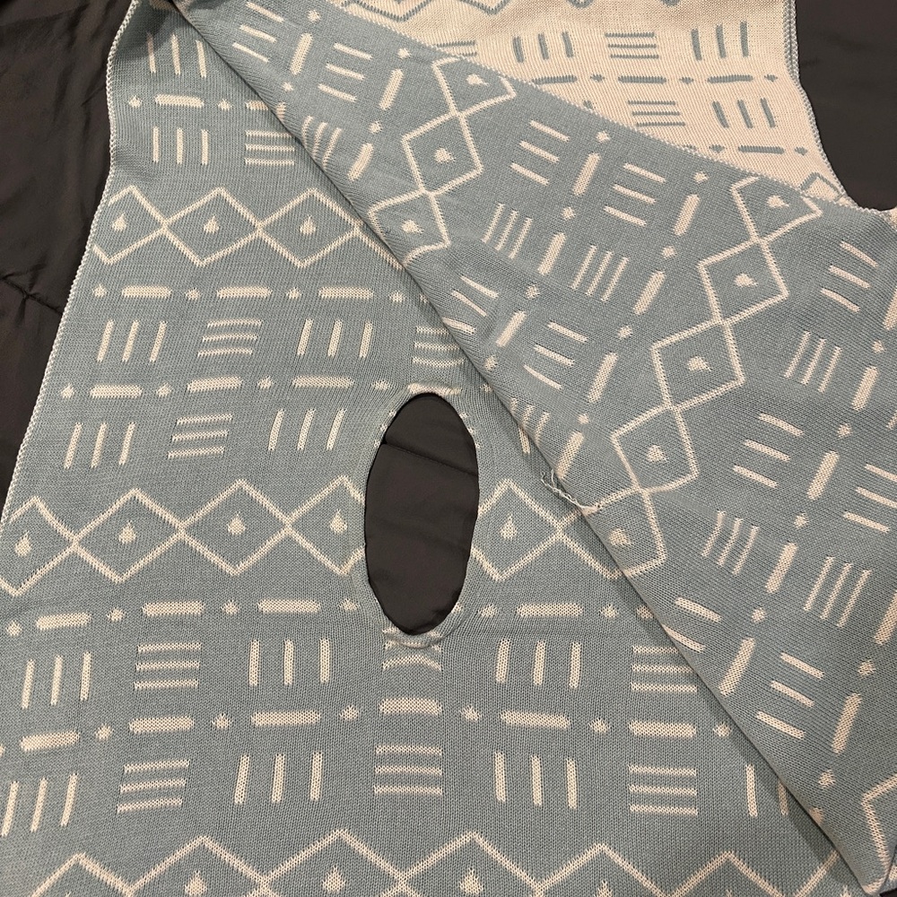 *NWT* REVERSIBLE BLUE /White Patterned Wrap! Knit Fabric.
